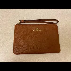 CORNER ZIP WRISTLET FROM COACH